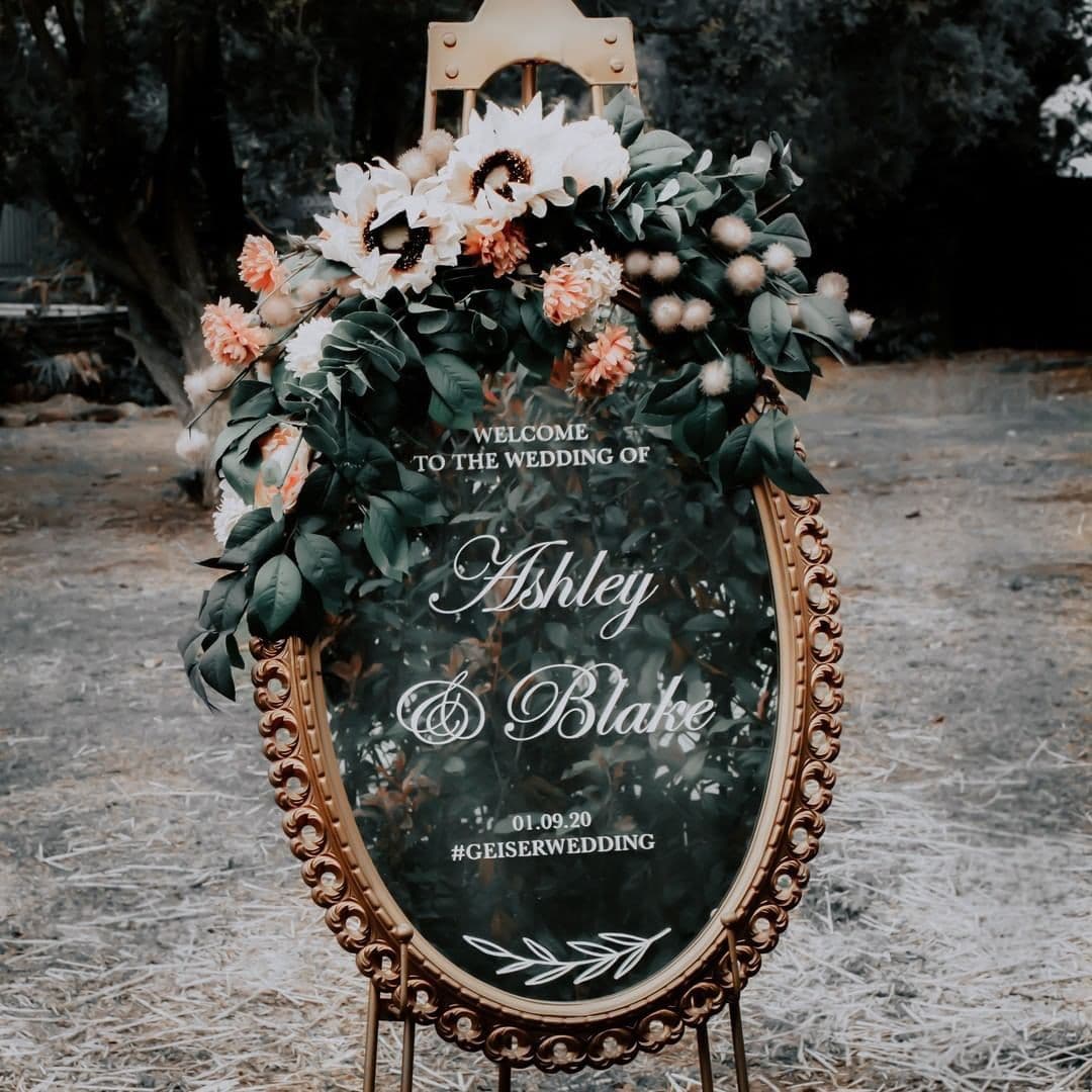 Wedding sign made of custom glass with floral decoration, showcasing intricate design and beveled edges for an elegant touch.